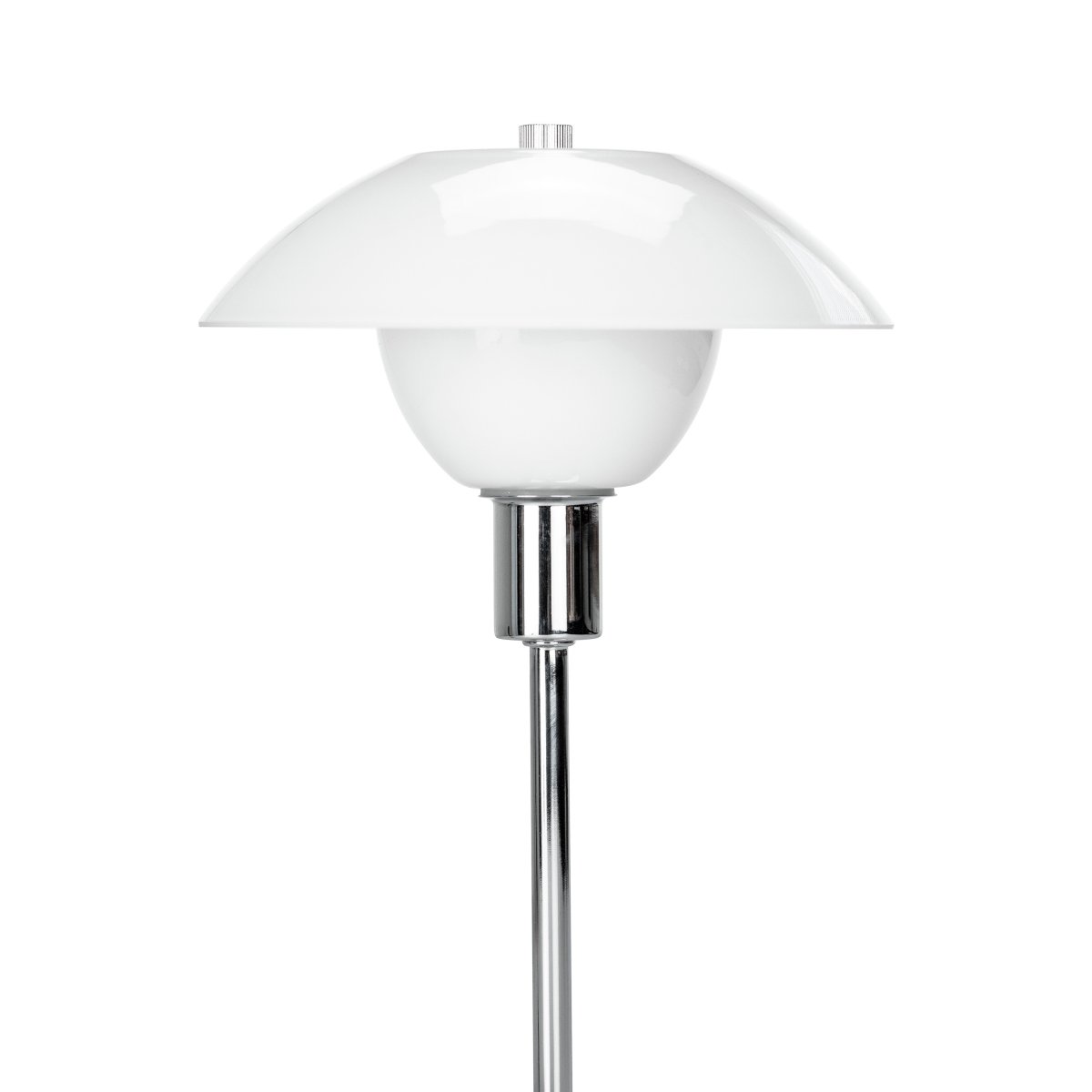 Bergen 32cm Opal bordlampe Fra Dyberg Larsen - Det forkrommede metallet i kombinasjon med opalglassskjermene skaper et fint lysbilde i rommet uten å blende.