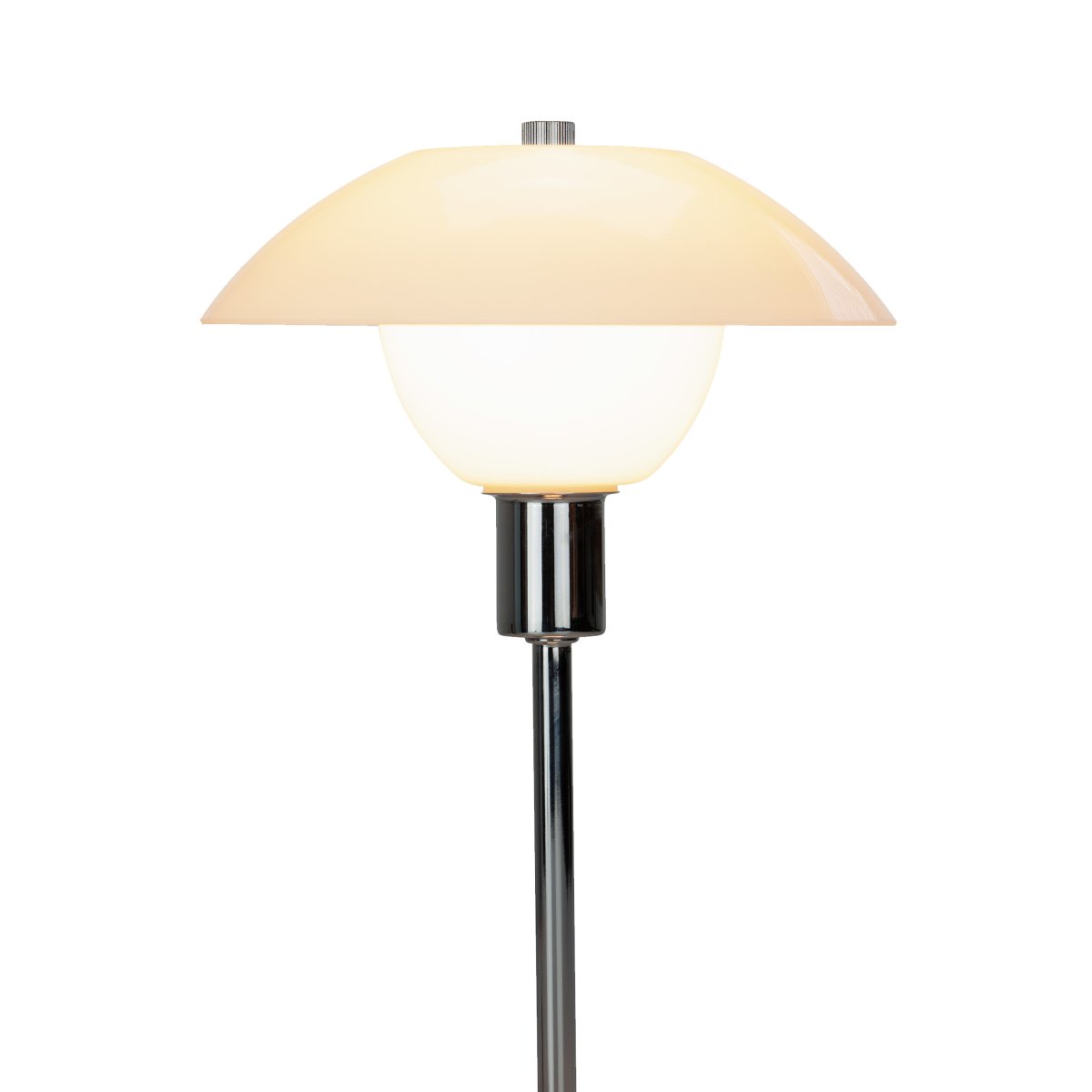 Bergen 32cm Opal bordlampe Fra Dyberg Larsen - Det forkrommede metallet i kombinasjon med opalglassskjermene skaper et fint lysbilde i rommet uten å blende.
