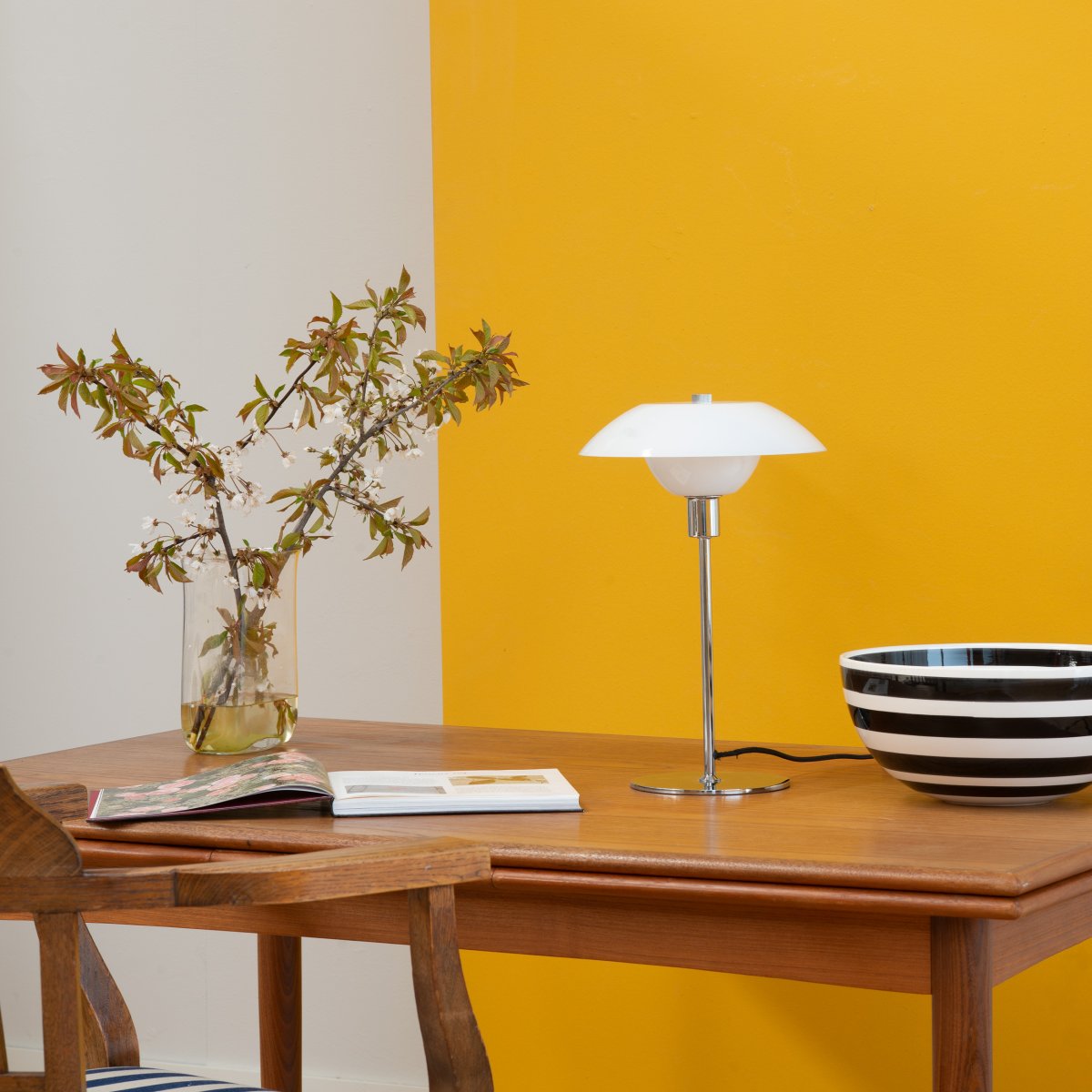 Bergen 38cm Opal bordlampe Fra Dyberg Larsen - Det forkrommede metallet i kombinasjon med opalglassskjermene skaper et fint lysbilde i rommet uten å blende.