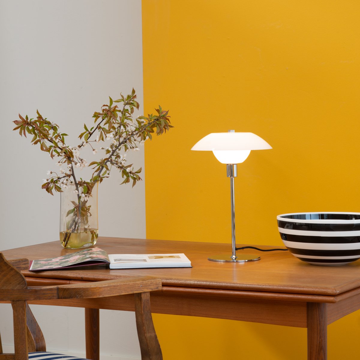 Bergen 38cm Opal bordlampe Fra Dyberg Larsen - Det forkrommede metallet i kombinasjon med opalglassskjermene skaper et fint lysbilde i rommet uten å blende.