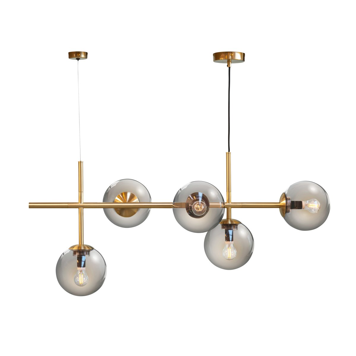 Como 93cm Messing Taklampe Fra Dyberg Larsen - De vakre detaljene gir lampen en unik karakter, da forskjellen i messingmateriale mellom opphenget og den siste delen av lampen markerer overgangen fra oppheng til lampe.