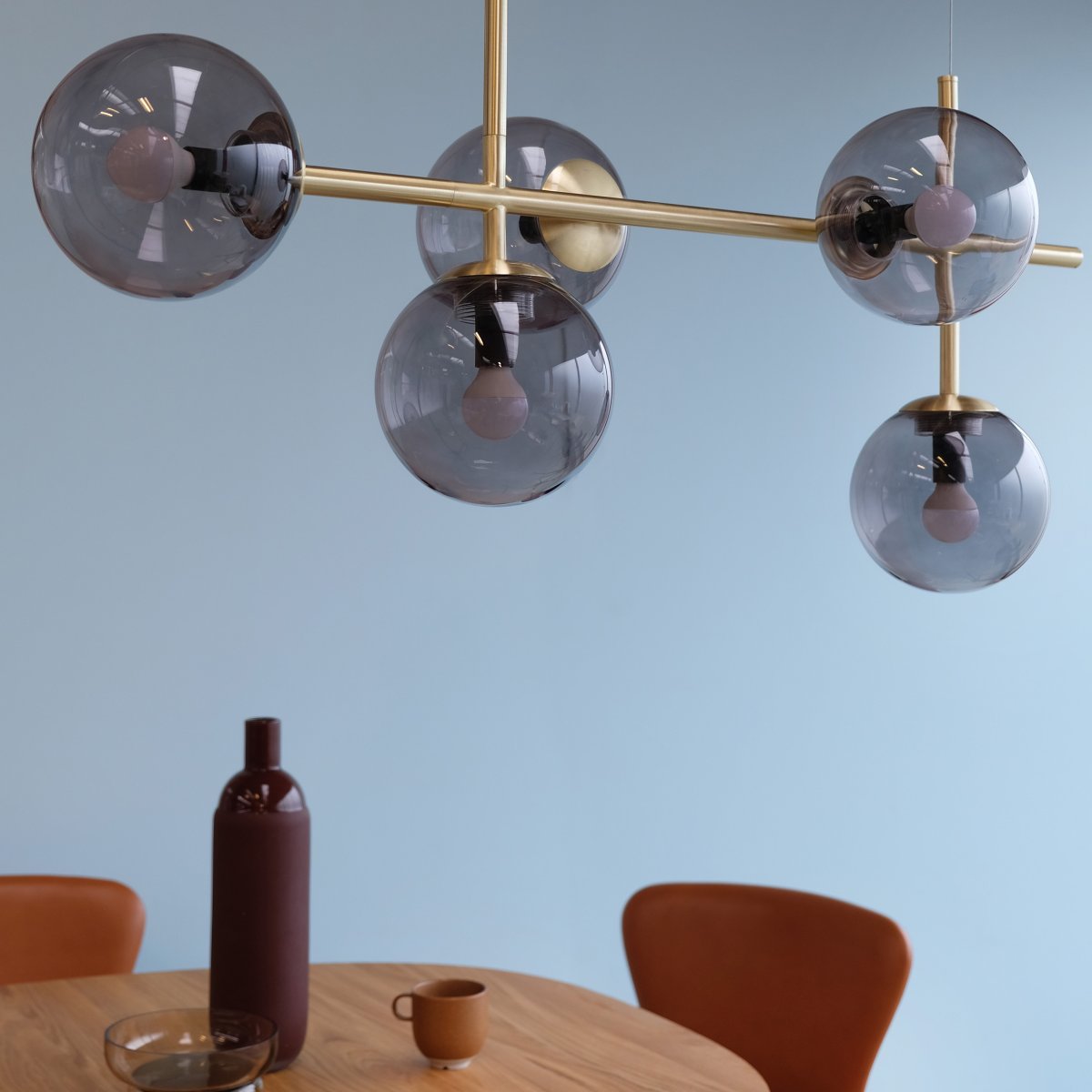 Como 93cm Messing Taklampe Fra Dyberg Larsen - De vakre detaljene gir lampen en unik karakter, da forskjellen i messingmateriale mellom opphenget og den siste delen av lampen markerer overgangen fra oppheng til lampe.