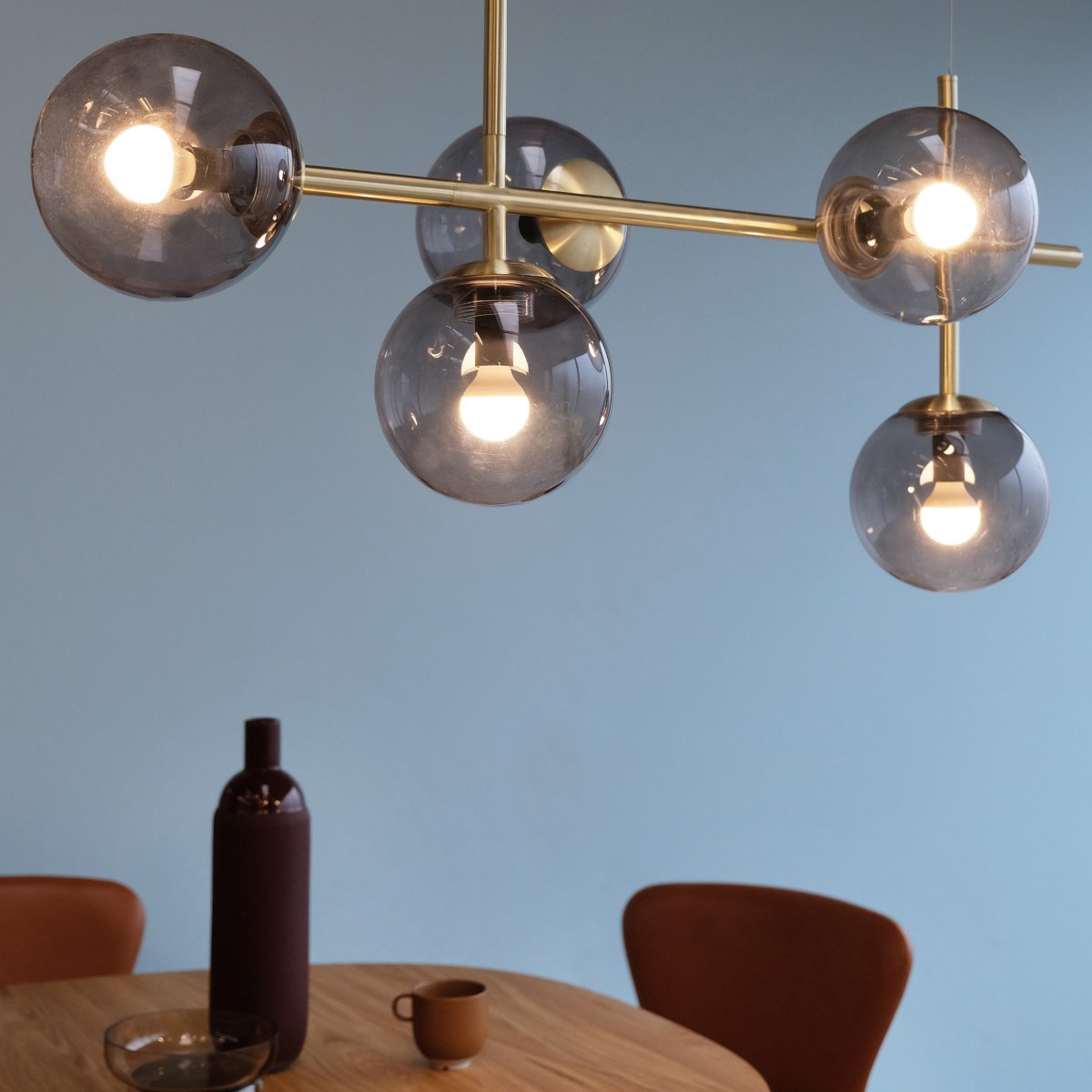 Como 93cm Messing Taklampe Fra Dyberg Larsen - De vakre detaljene gir lampen en unik karakter, da forskjellen i messingmateriale mellom opphenget og den siste delen av lampen markerer overgangen fra oppheng til lampe.