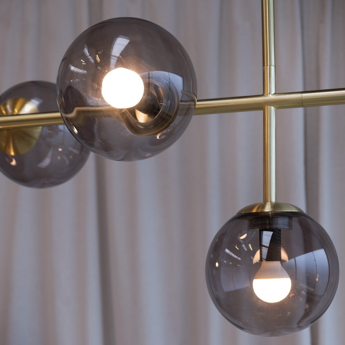 Como 93cm Messing Taklampe Fra Dyberg Larsen - De vakre detaljene gir lampen en unik karakter, da forskjellen i messingmateriale mellom opphenget og den siste delen av lampen markerer overgangen fra oppheng til lampe.