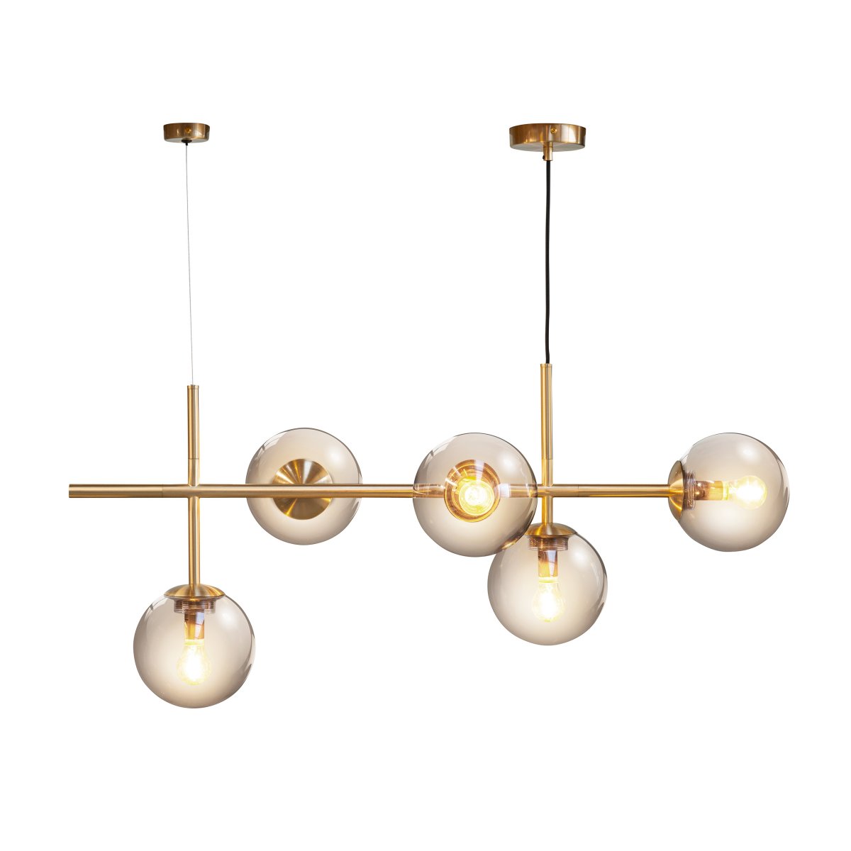 Como 93cm Messing Taklampe Fra Dyberg Larsen - De vakre detaljene gir lampen en unik karakter, da forskjellen i messingmateriale mellom opphenget og den siste delen av lampen markerer overgangen fra oppheng til lampe.