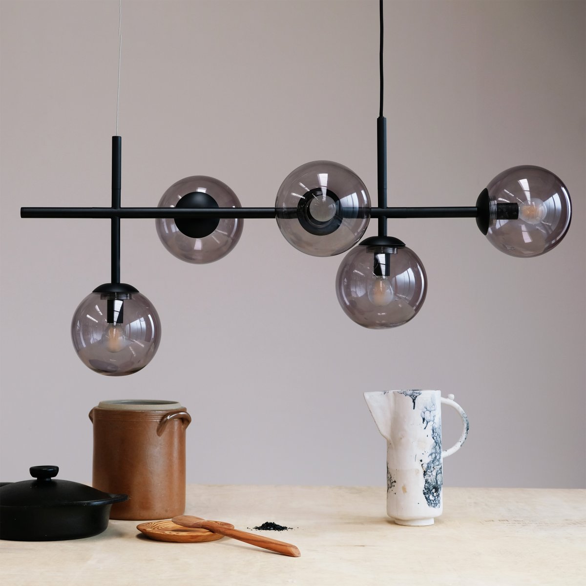 Como 93cm Svart Taklampe Fra Dyberg Larsen - Como er en elegant pendel med lange armer og fem lampeskjermer.
