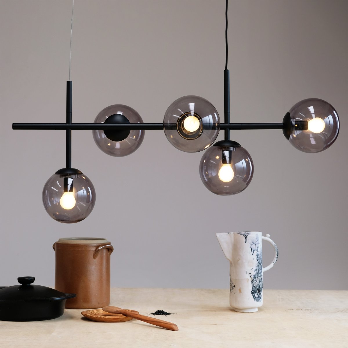 Como 93cm Svart Taklampe Fra Dyberg Larsen - Como er en elegant pendel med lange armer og fem lampeskjermer.