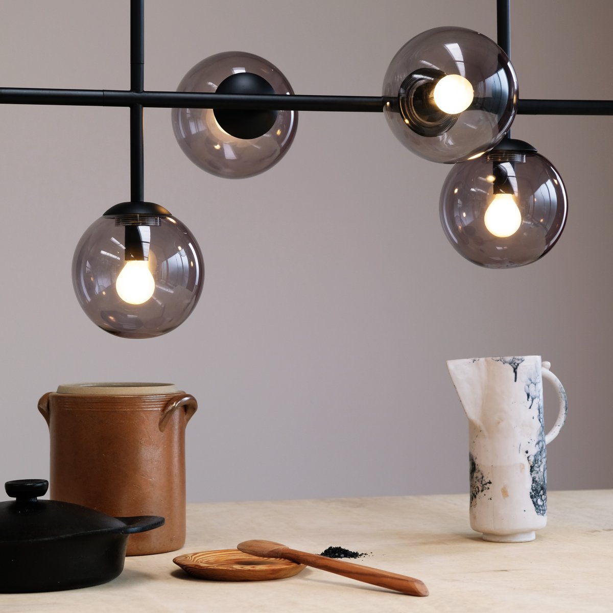 Como 93cm Svart Taklampe Fra Dyberg Larsen - Como er en elegant pendel med lange armer og fem lampeskjermer.