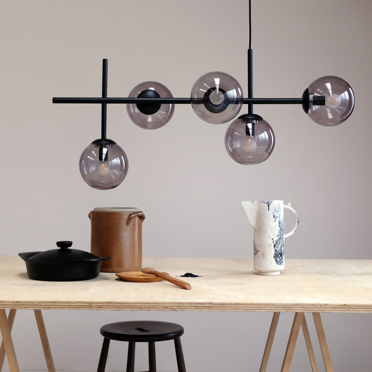 Como 93cm Svart Taklampe Fra Dyberg Larsen - Como er en elegant pendel med lange armer og fem lampeskjermer.