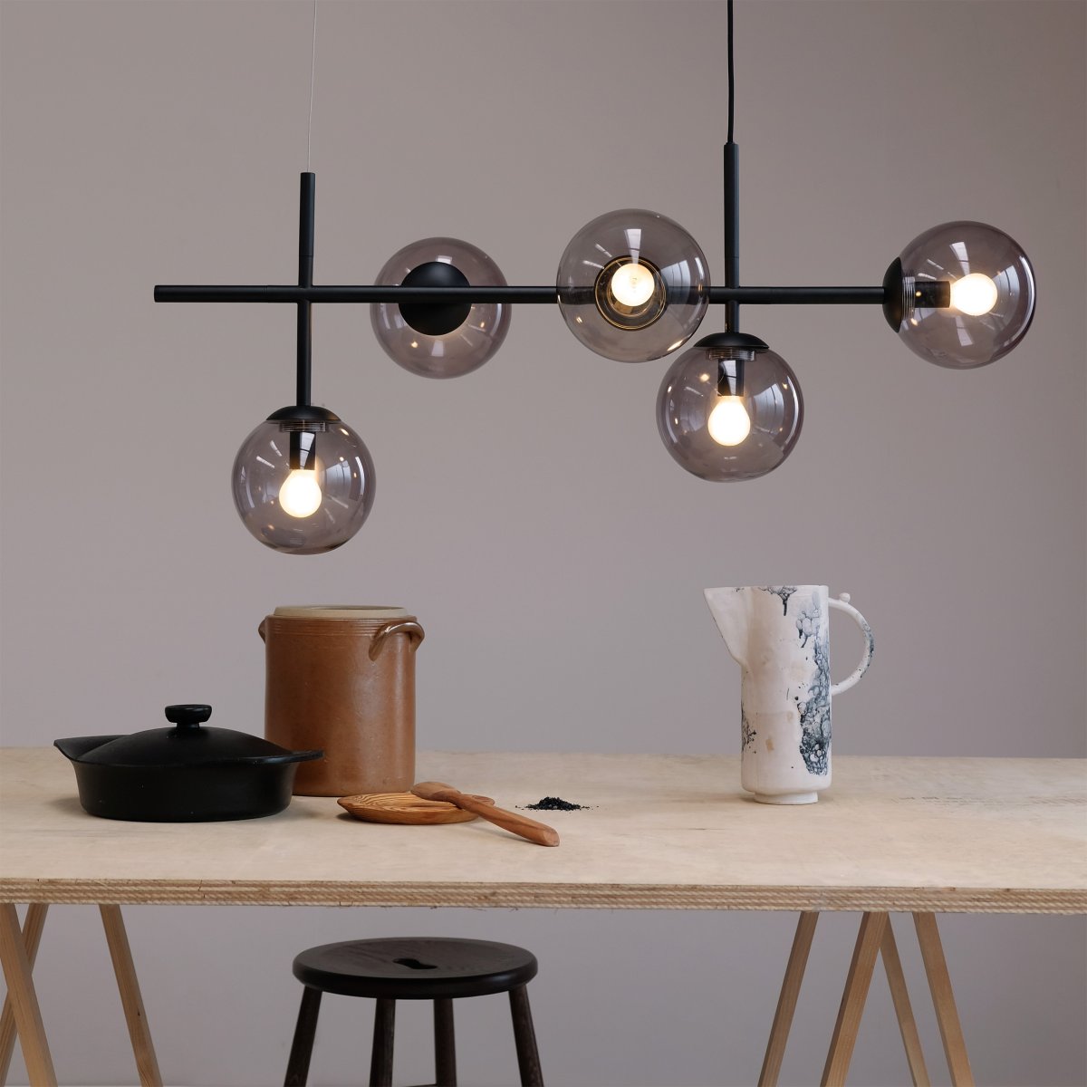 Como 93cm Svart Taklampe Fra Dyberg Larsen - Como er en elegant pendel med lange armer og fem lampeskjermer.