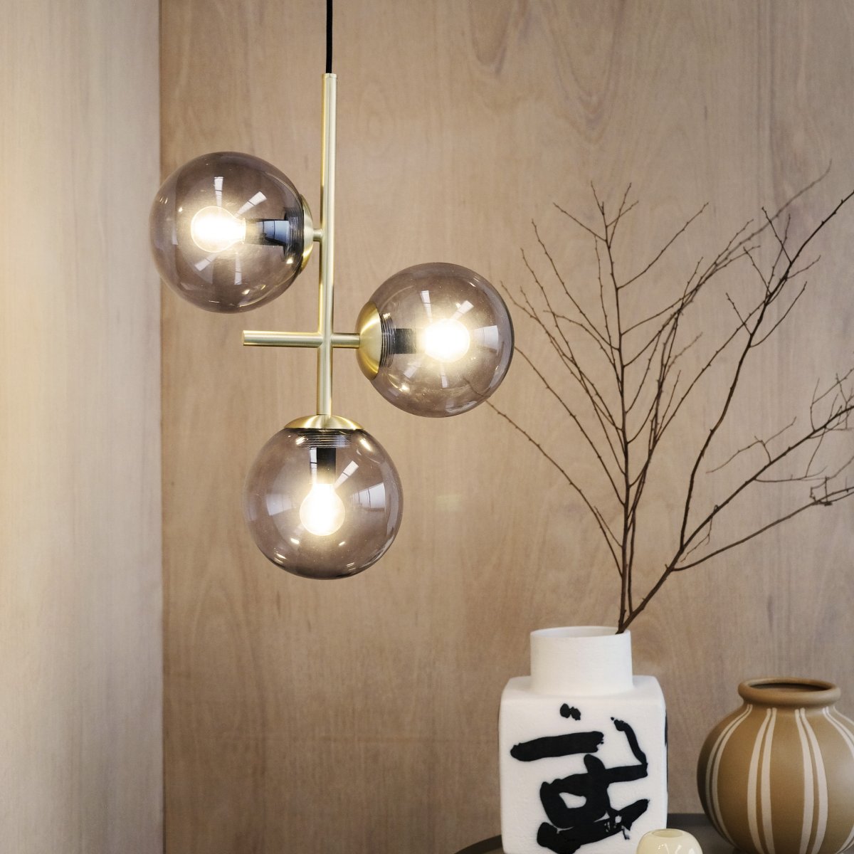 Como Ø30 Messing Taklampe Fra Dyberg Larsen - COMO-serien har en jevn overflate i messing, noe som gjør at produktene kan kombineres og brukes sammen.