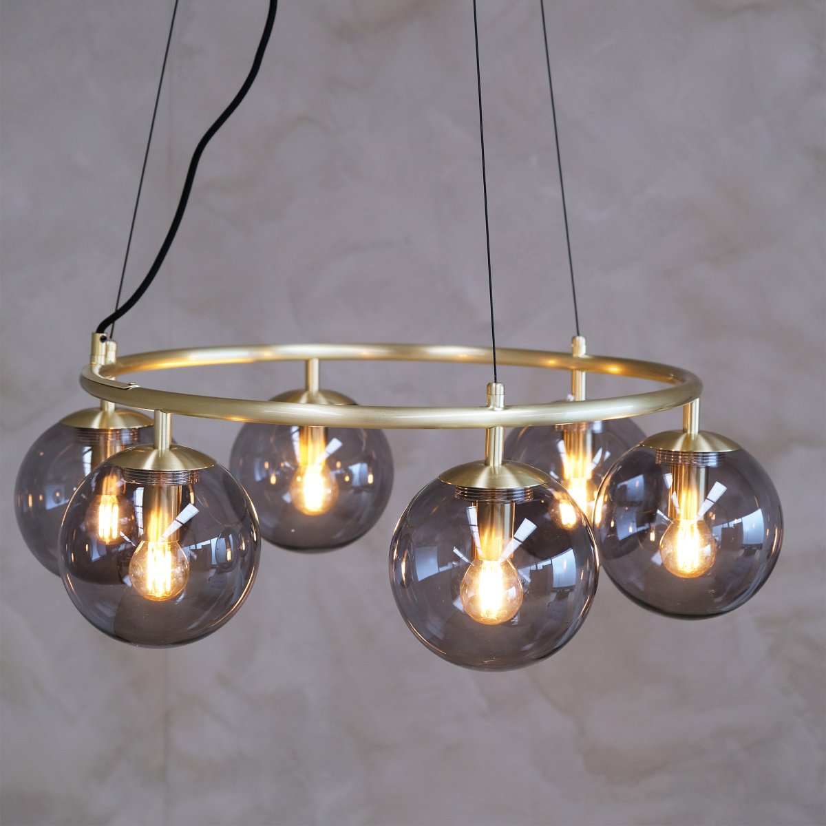 Como Ø65 Messing Taklampe Fra Dyberg Larsen - Como er en eksklusiv taklampe i messing som kombinerer retroinspirert design med moderne elementer.