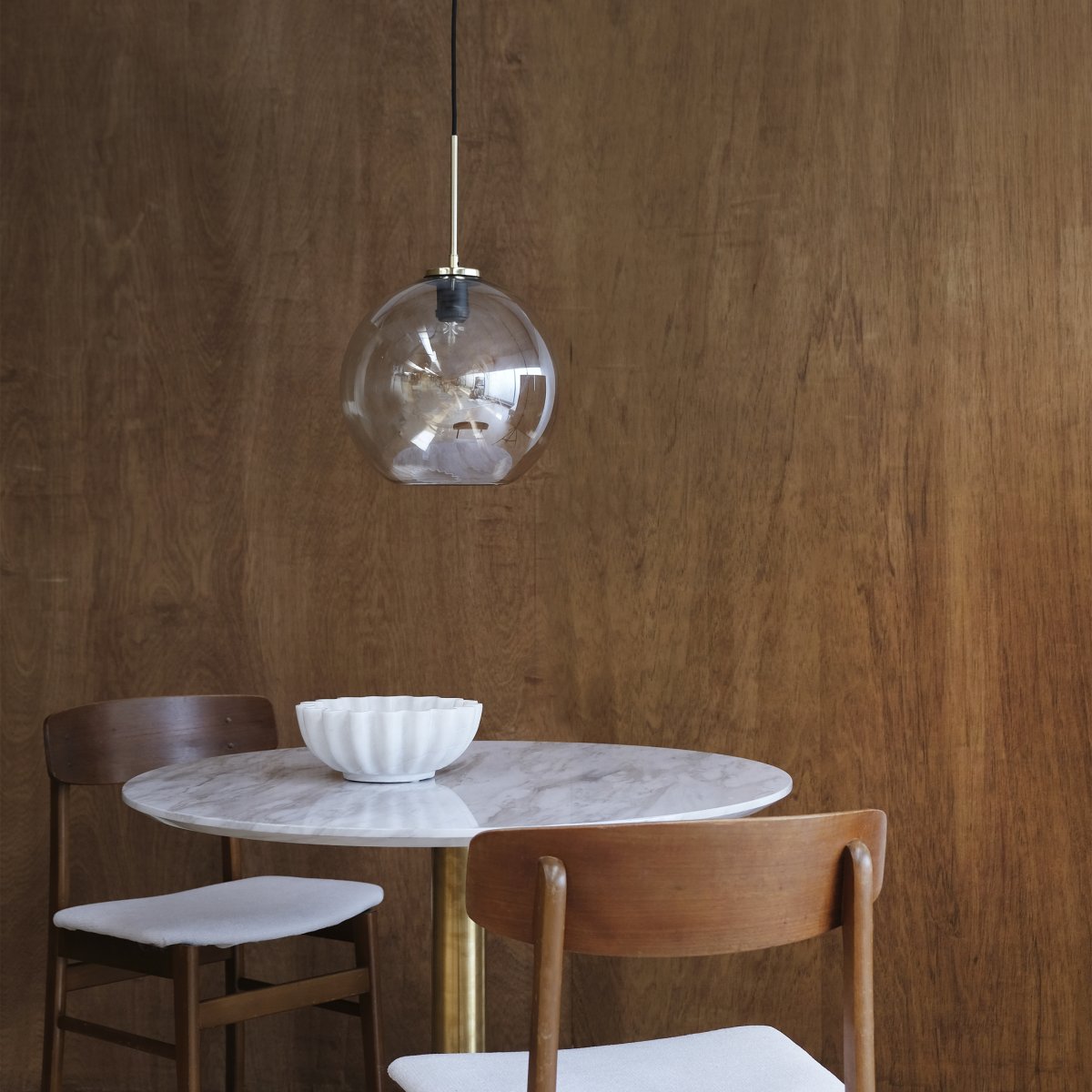 Loop Ø30 Messing Taklampe Fra Dyberg Larsen - Loop pendel er en elegant og stilig taklampe som tilfører en herlig atmosfære til hjemmet.