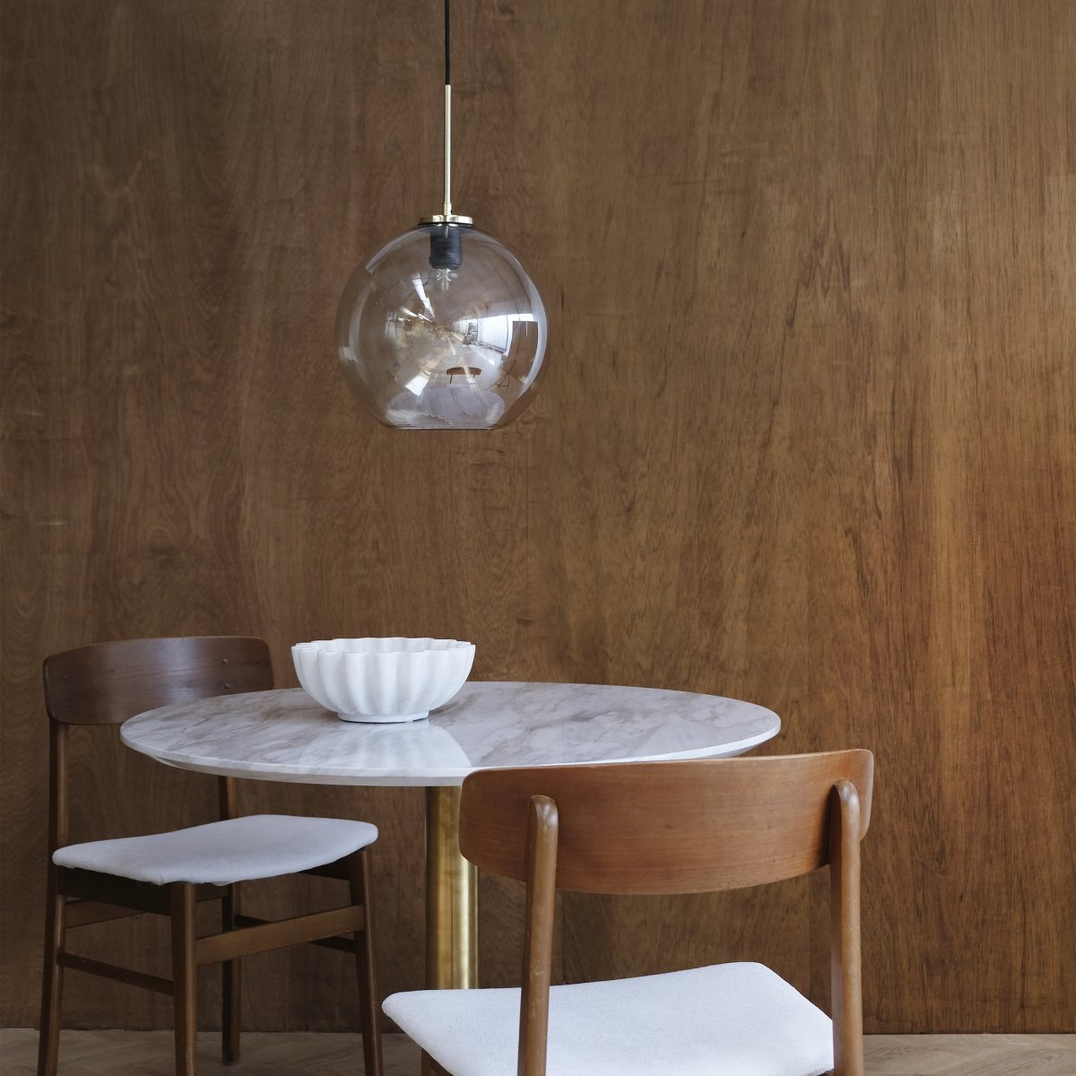 Loop Ø25 Messing Taklampe Fra Dyberg Larsen - Loop pendel er en elegant og stilig taklampe som tilfører en herlig atmosfære til hjemmet.