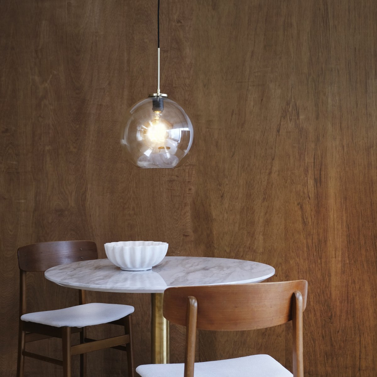 Loop Ø25 Messing Taklampe Fra Dyberg Larsen - Loop pendel er en elegant og stilig taklampe som tilfører en herlig atmosfære til hjemmet.