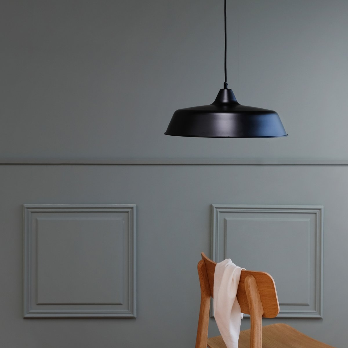 Raw Ø40 Svart Taklampe Fra Dyberg Larsen - Raw pendel er en moderne og stilig taklampe laget av metall med et sjarmerende design.