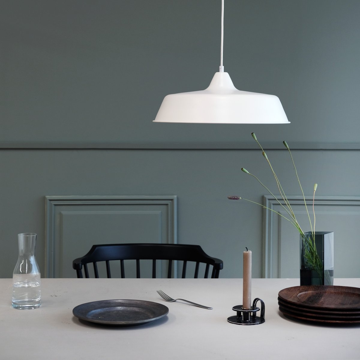 Raw Ø40 Hvit Taklampe Fra Dyberg Larsen - Raw pendel er en moderne og stilig taklampe laget av metall med et sjarmerende design.