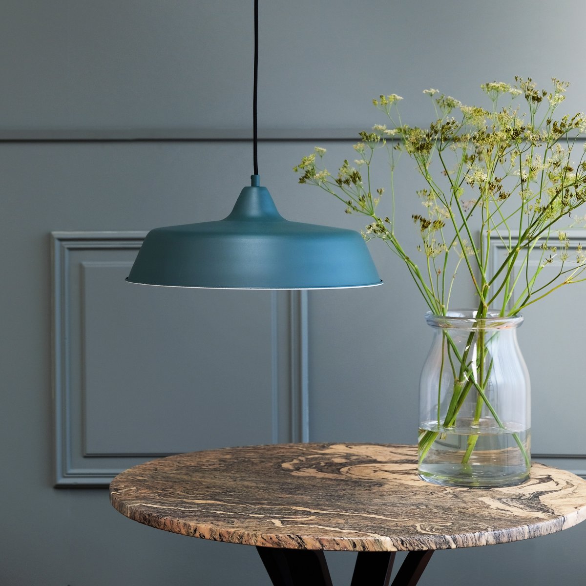 Raw Ø40 Mørk grønn Taklampe Fra Dyberg Larsen - Raw pendel er en moderne og stilig taklampe laget av metall med et sjarmerende design.