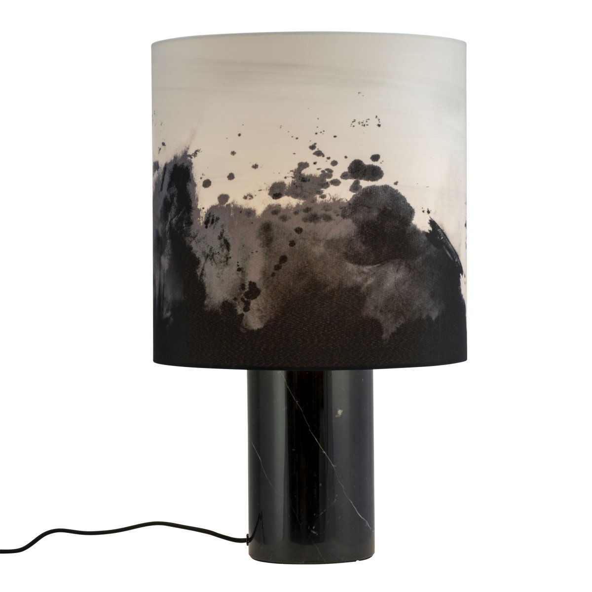Molly 50cm Marmor bordlampe Fra Dyberg Larsen - Tekstilskjermen med det unike mønsteret gjør den til en stilig interiørdetalj.