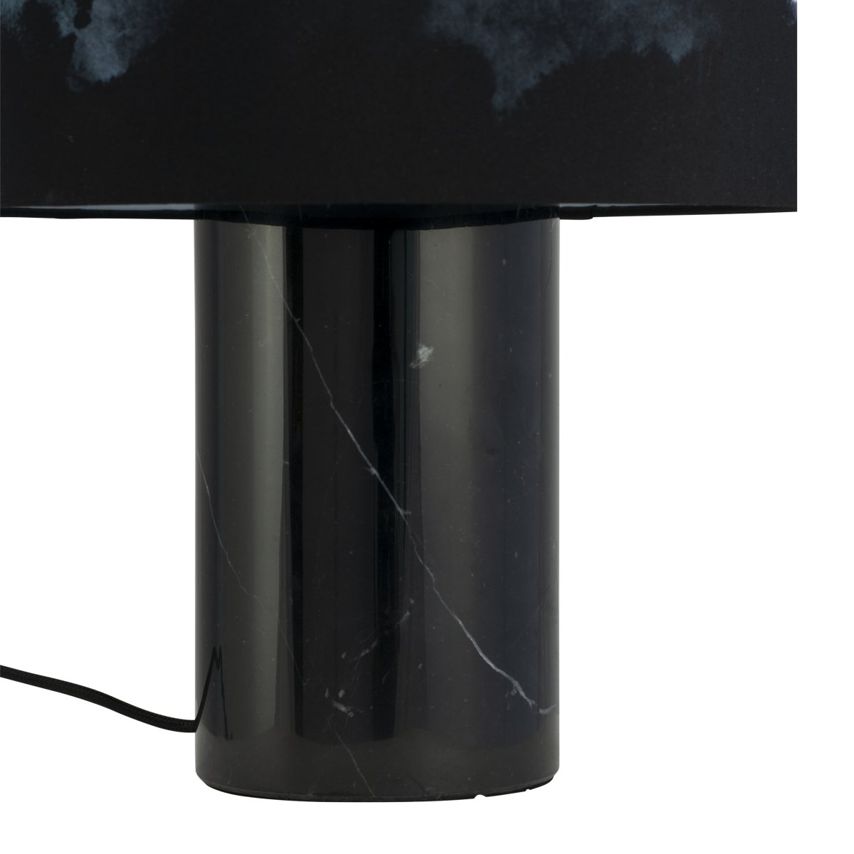 Molly 50cm Marmor bordlampe Fra Dyberg Larsen - Tekstilskjermen med det unike mønsteret gjør den til en stilig interiørdetalj.