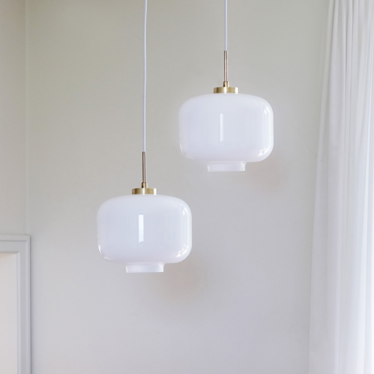 Arp Ø25 Opal Taklampe Fra Dyberg Larsen - ARP taklampe i opalhvitt glass er en klassisk modell som passer i alle miljøer, både moderne og klassiske.
