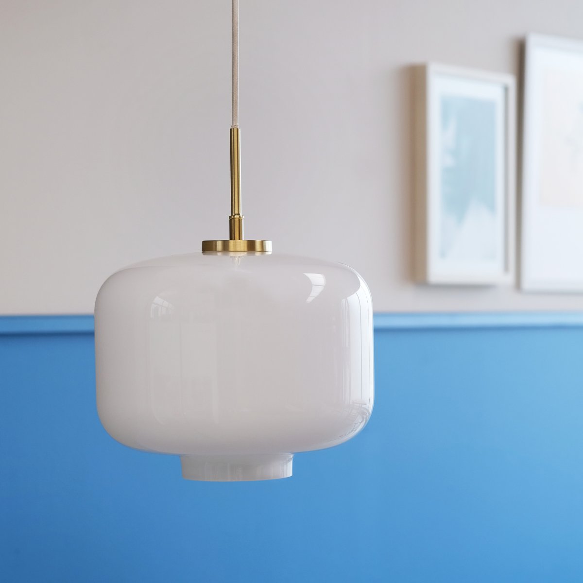 Arp Ø25 Opal Taklampe Fra Dyberg Larsen - ARP taklampe i opalhvitt glass er en klassisk modell som passer i alle miljøer, både moderne og klassiske.