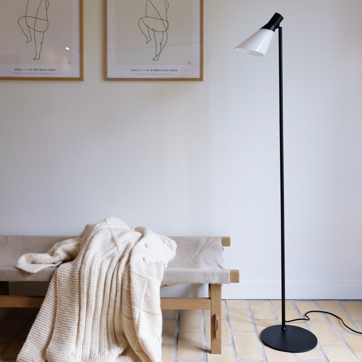 Gent Svart gulvlampe Fra Dyberg Larsen - Gent er en moderne og stilig gulvlampe med lampeskjerm laget av opalt glass i kombinasjon med sort metall.