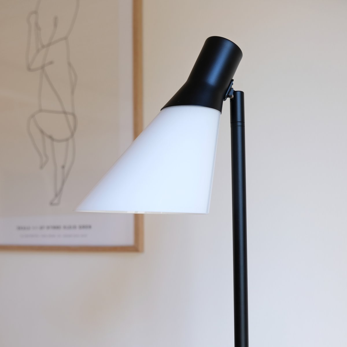 Gent Svart gulvlampe Fra Dyberg Larsen - Gent er en moderne og stilig gulvlampe med lampeskjerm laget av opalt glass i kombinasjon med sort metall.