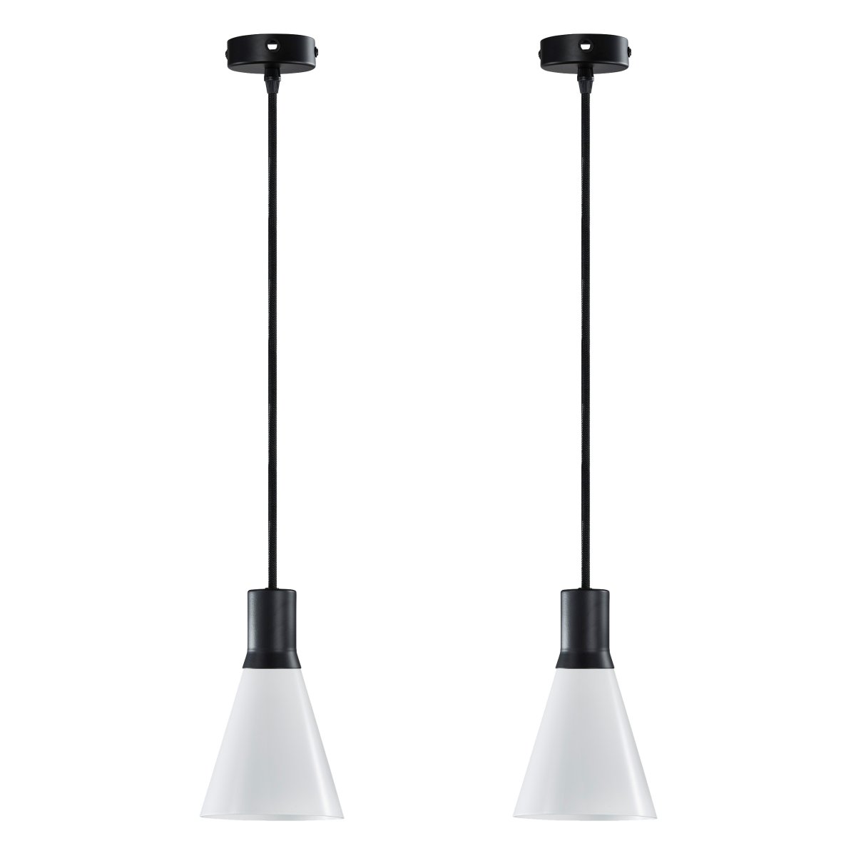Gent Ø13 Svart Taklampe Fra Dyberg Larsen - Setet inneh&aring;ller tv&aring; pendellampor, levereras med tygsladd och svarta metallrosetter.