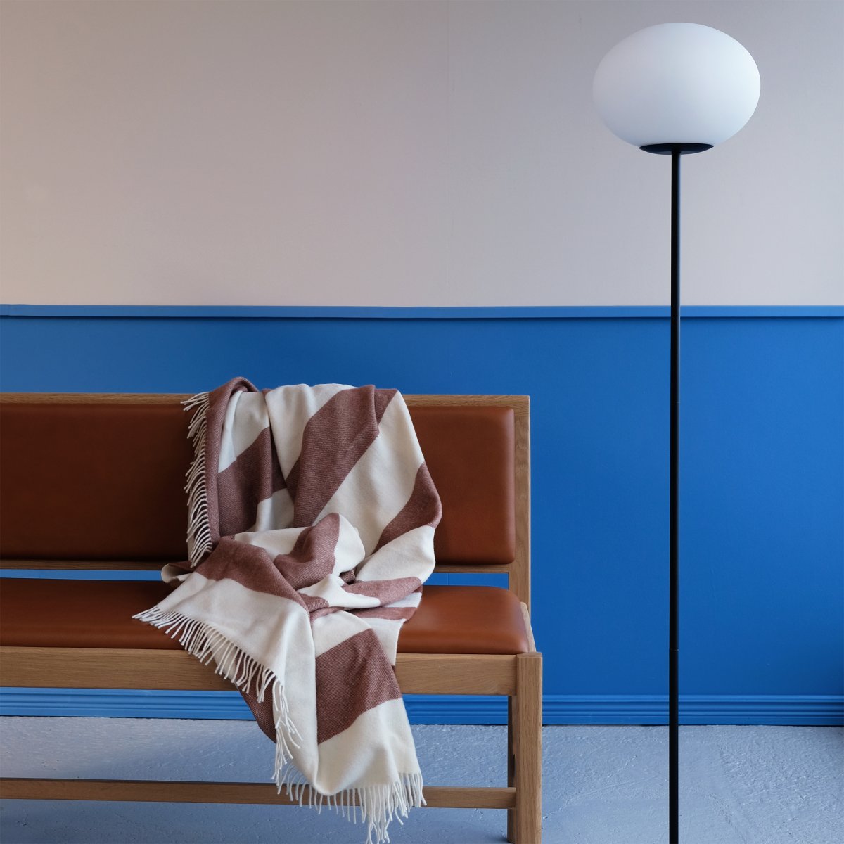 Princess Svart gulvlampe Fra Dyberg Larsen - Leveres med 1,8m sort tekstilledning med gulvbryter.