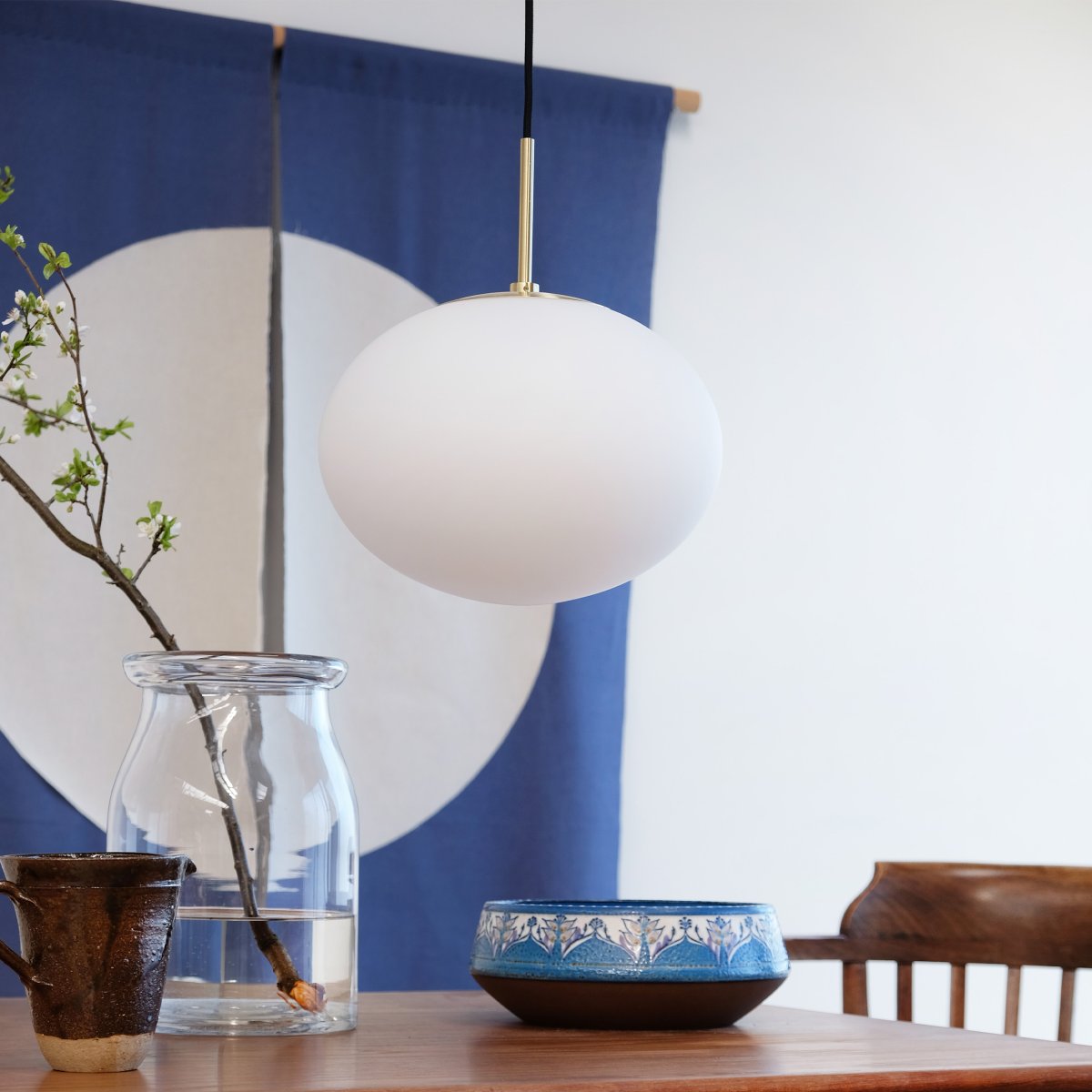 Princess Ø28 Messing Taklampe Fra Dyberg Larsen - Princess taklampen har en oval kopp i opalt glass og oppheng i matt messing, som gir et elegant og moderne inntrykk.