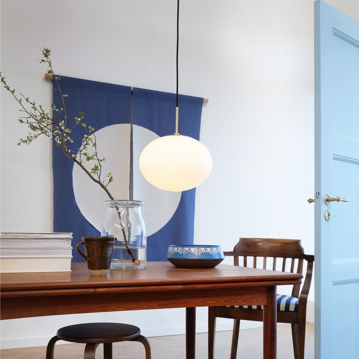 Princess Ø28 Messing Taklampe Fra Dyberg Larsen - Princess taklampen har en oval kopp i opalt glass og oppheng i matt messing, som gir et elegant og moderne inntrykk.