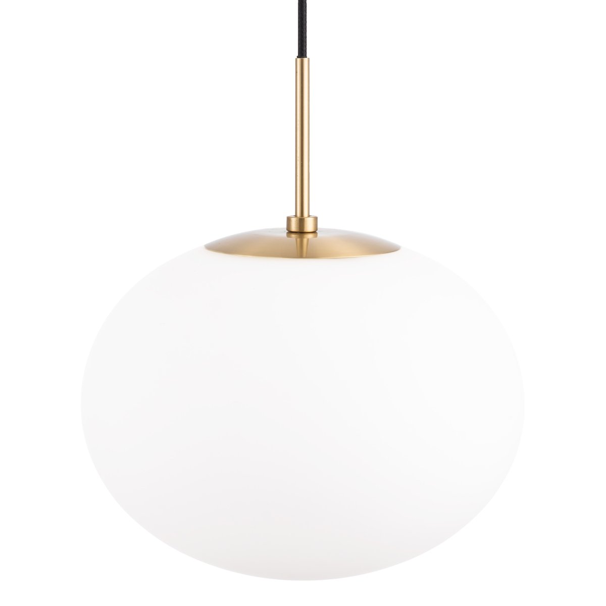 Princess Ø28 Messing Taklampe Fra Dyberg Larsen - Princess taklampen har en oval kopp i opalt glass og oppheng i matt messing, som gir et elegant og moderne inntrykk.