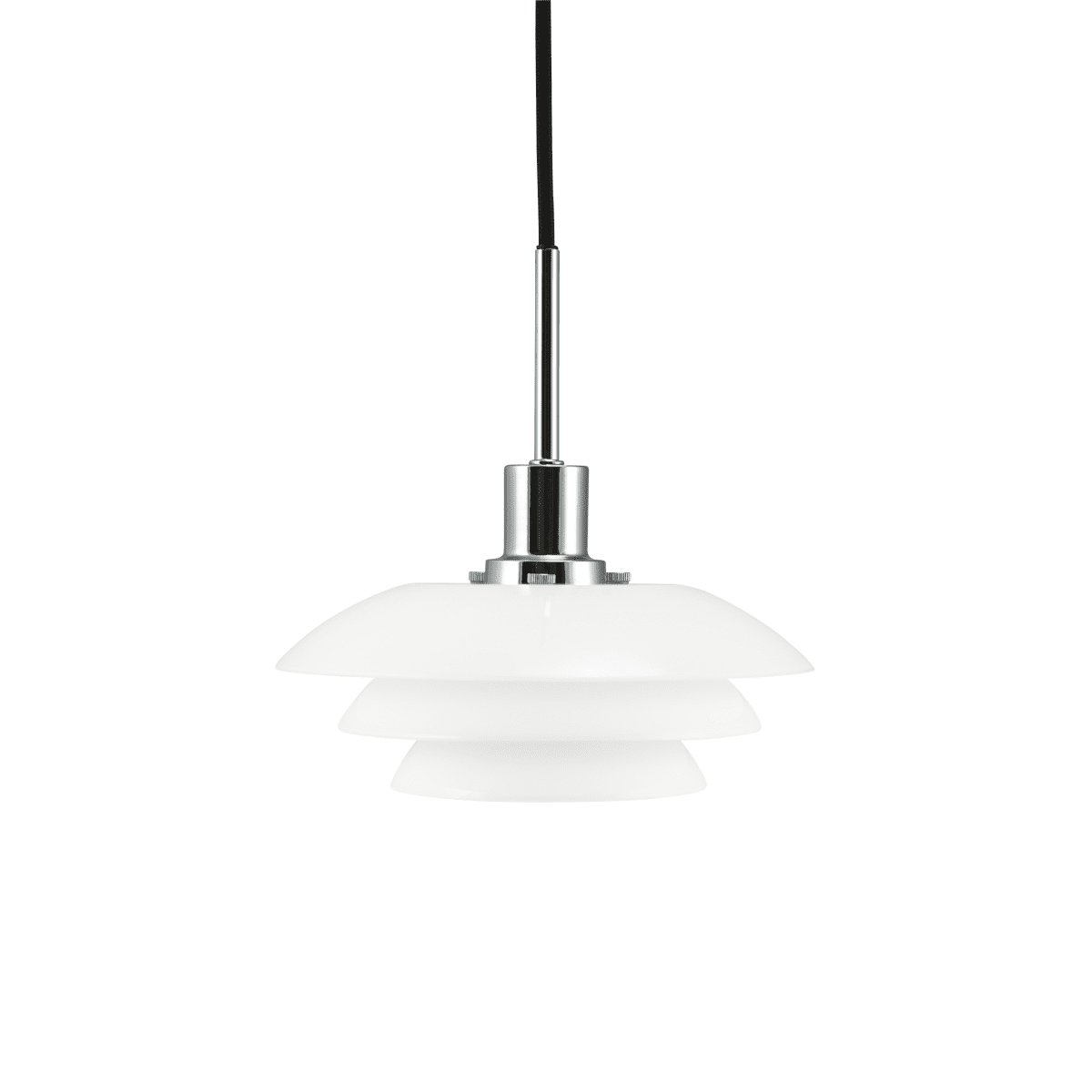 DL20 Ø20 Krom Taklampe Fra Dyberg Larsen - DL20 opal pendel med metallfot i krom er en elegant lampe som passer perfekt over spise- eller salongbordet.
