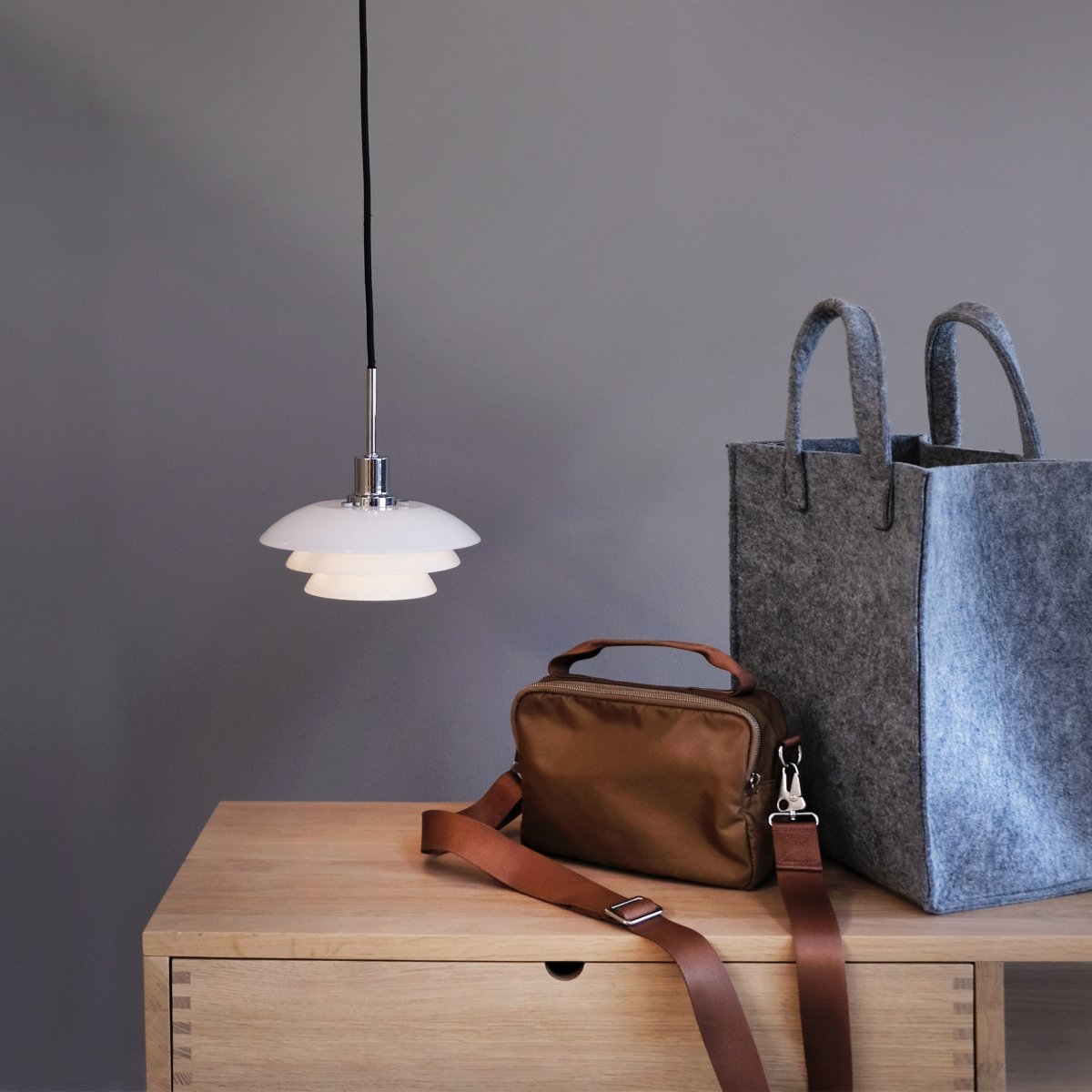 DL20 Ø20 Krom Taklampe Fra Dyberg Larsen - DL20 opal pendel med metallfot i krom er en elegant lampe som passer perfekt over spise- eller salongbordet.