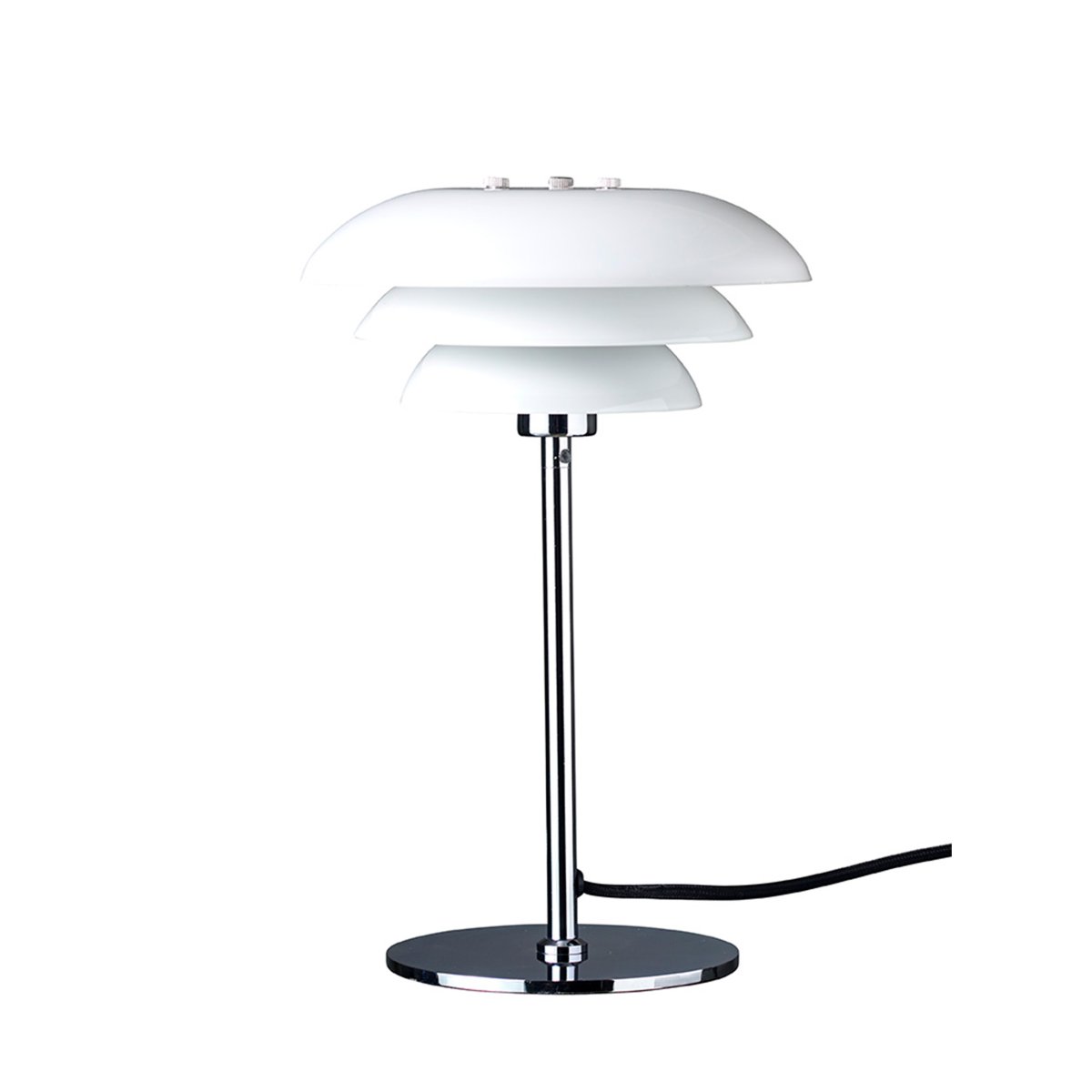 DL20 30cm Krom bordlampe Fra Dyberg Larsen - DL20 med opalglass og krombunn gir hjemmet ditt en elegant og stilig oppgradering.