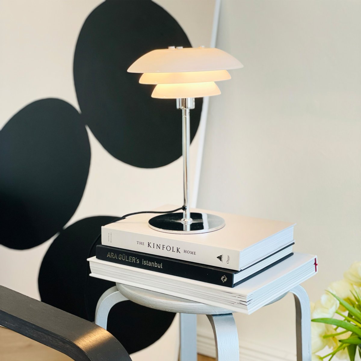 DL20 30cm Krom bordlampe Fra Dyberg Larsen - DL20 med opalglass og krombunn gir hjemmet ditt en elegant og stilig oppgradering.