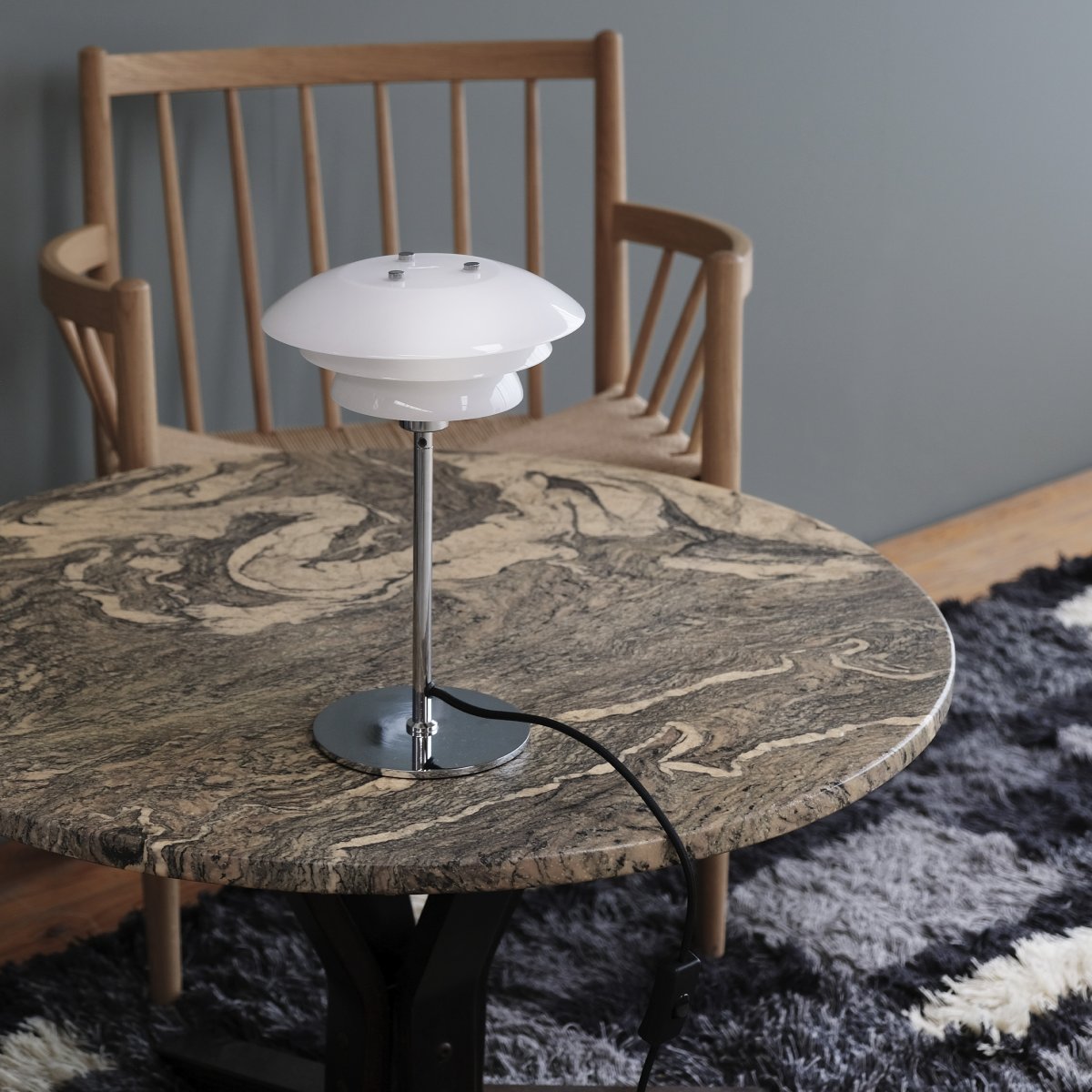 DL20 30cm Krom bordlampe Fra Dyberg Larsen - DL20 med opalglass og krombunn gir hjemmet ditt en elegant og stilig oppgradering.