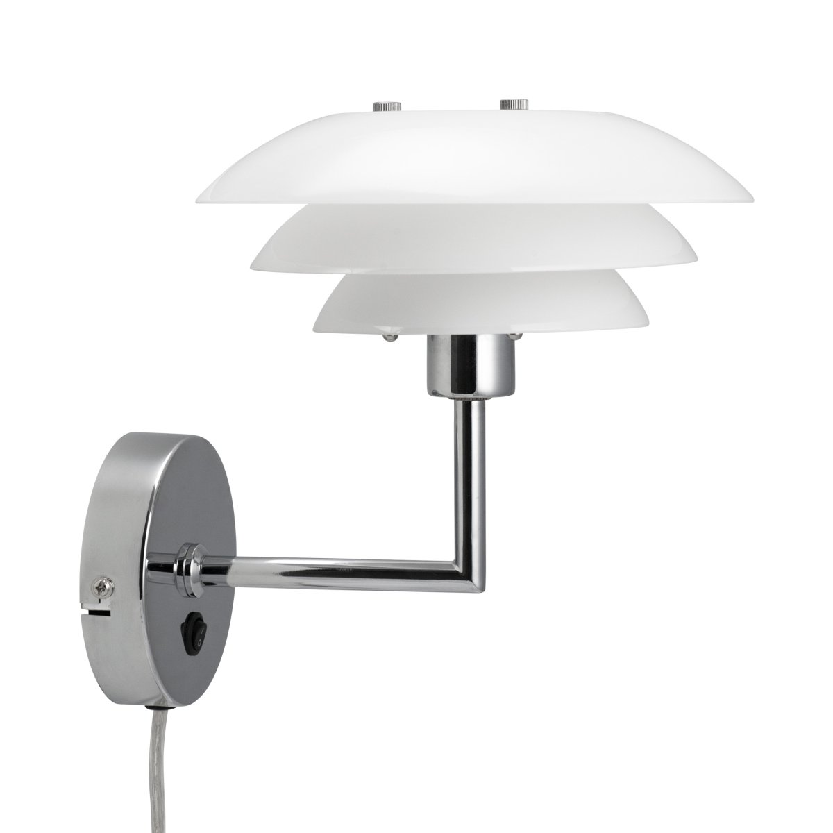 DL20 Krom vegglampe Fra Dyberg Larsen - Det tidl&oslash;se designet harmonerer med ulike interi&oslash;rstiler, enten det er klassisk, moderne eller minimalistisk.