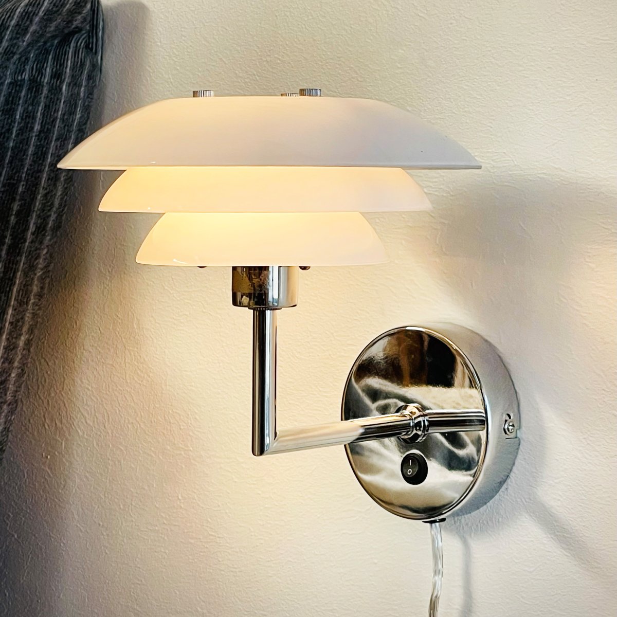 DL20 Krom vegglampe Fra Dyberg Larsen - Det tidl&oslash;se designet harmonerer med ulike interi&oslash;rstiler, enten det er klassisk, moderne eller minimalistisk.
