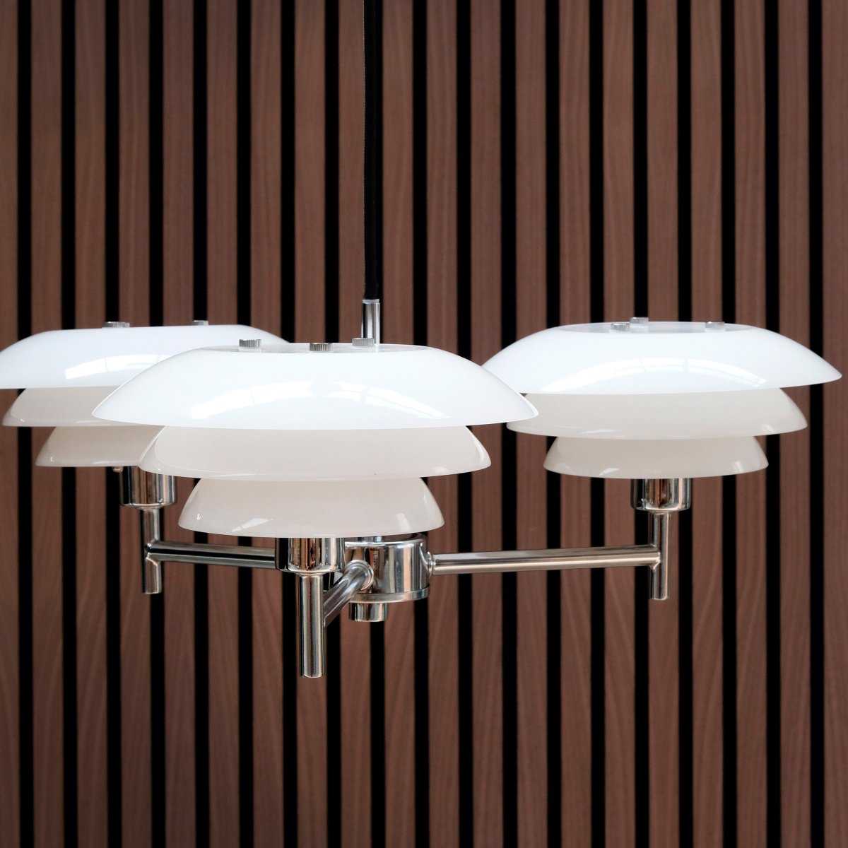 DL20 Ø50 Krom Taklampe Fra Dyberg Larsen - De munnbl&aring;ste opalglassene er et gjennomg&aring;ende tema i flere av Dyberg Larsens design, noe som gj&oslash;r det mulig &aring; mikse og matche lampene i serien.