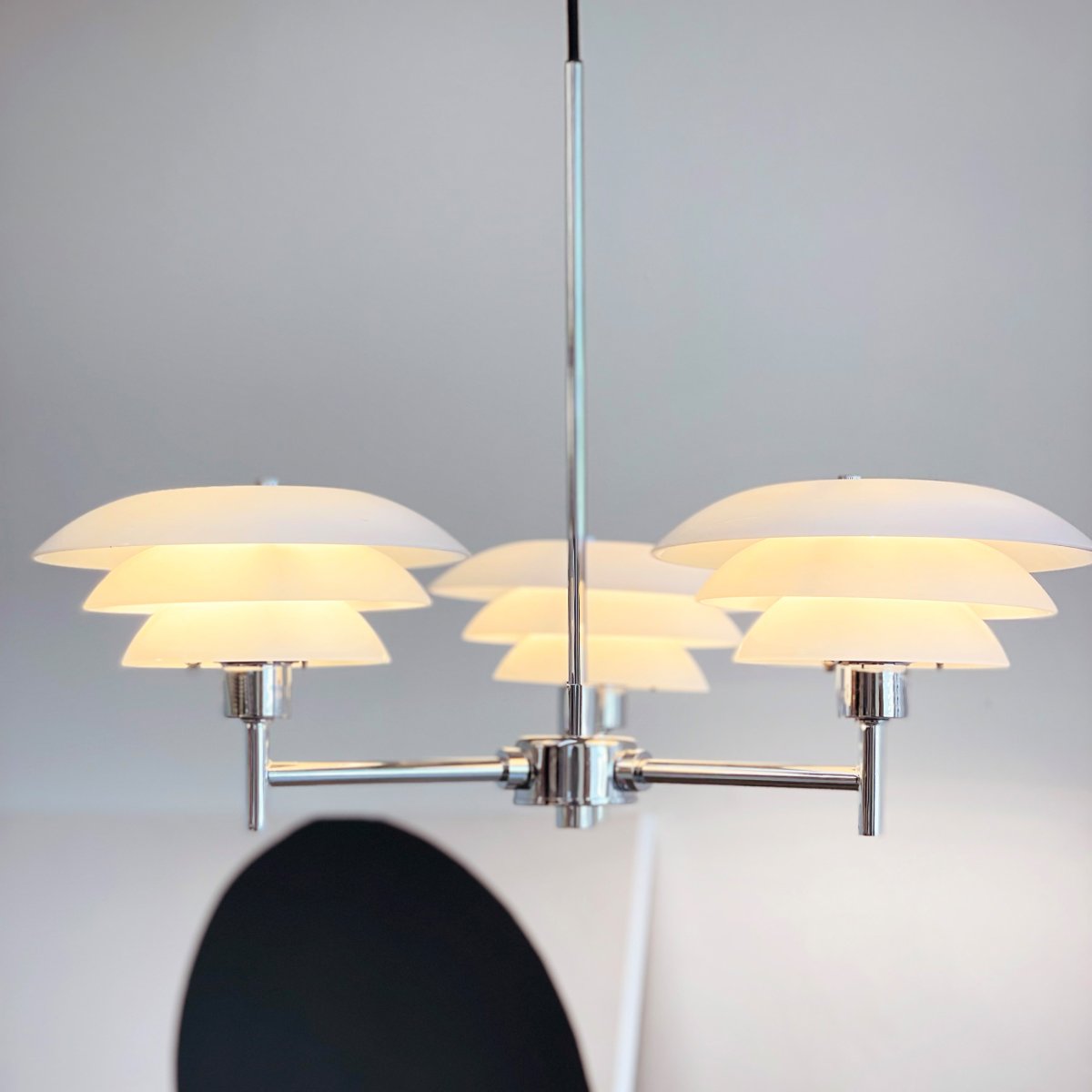 DL20 Ø50 Krom Taklampe Fra Dyberg Larsen - De munnbl&aring;ste opalglassene er et gjennomg&aring;ende tema i flere av Dyberg Larsens design, noe som gj&oslash;r det mulig &aring; mikse og matche lampene i serien.