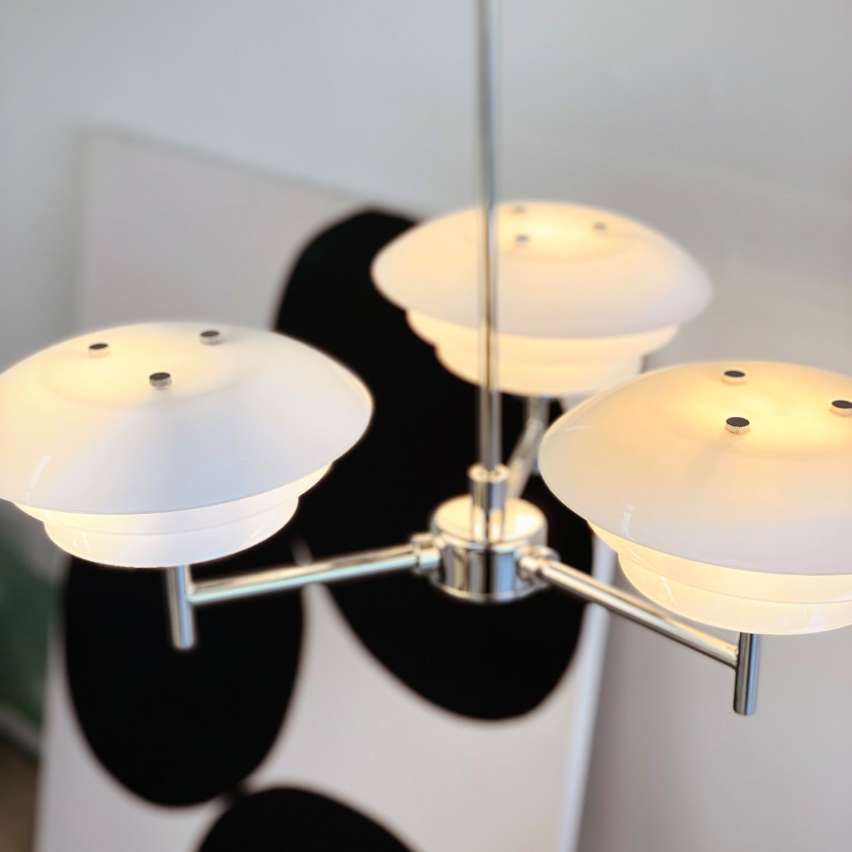 DL20 Ø50 Krom Taklampe Fra Dyberg Larsen - De munnbl&aring;ste opalglassene er et gjennomg&aring;ende tema i flere av Dyberg Larsens design, noe som gj&oslash;r det mulig &aring; mikse og matche lampene i serien.