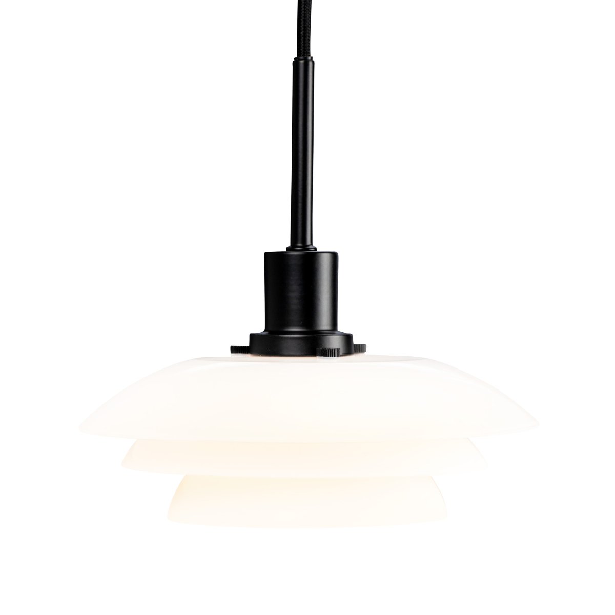 DL20 Ø20 Svart Taklampe Fra Dyberg Larsen - DL20 opal pendel med sort metallbase er en elegant lampe som passer perfekt over spise- eller salongbordet.