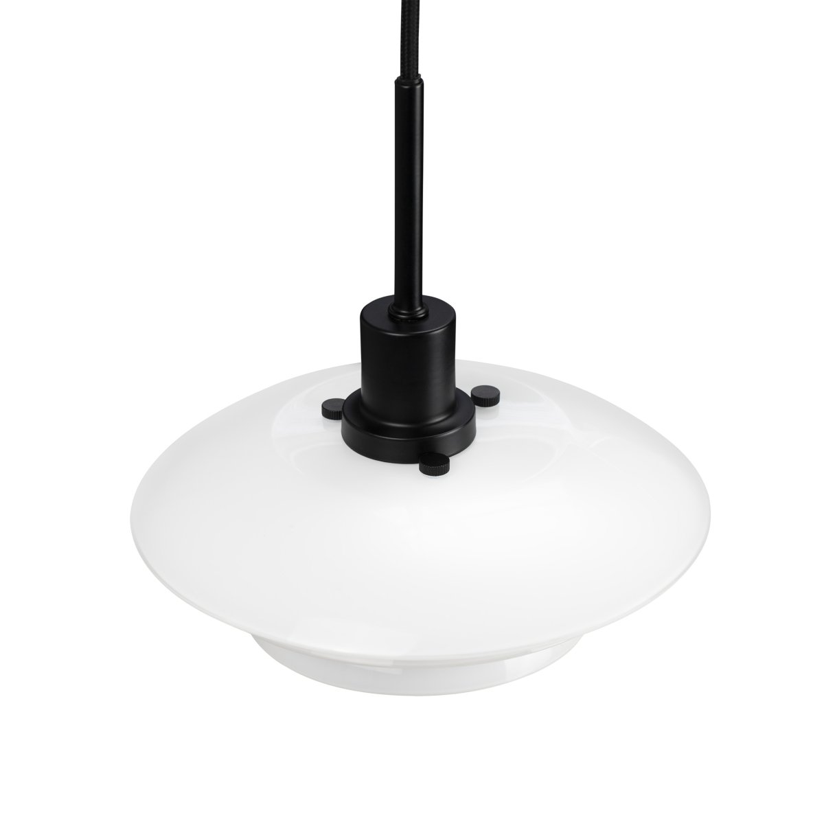 DL20 Ø20 Svart Taklampe Fra Dyberg Larsen - DL20 opal pendel med sort metallbase er en elegant lampe som passer perfekt over spise- eller salongbordet.