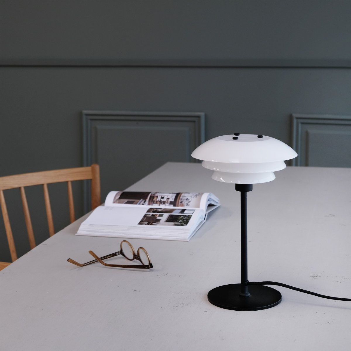 DL20 30cm Svart bordlampe Fra Dyberg Larsen - DL20 bordlampe i opalglass og sort farge har et eksklusivt og luksuri&oslash;st design som ikke bare er vakkert, men ogs&aring; gir rommet behagelig belysning og skaper den perfekte atmosf&aelig;ren for alle anledninger.