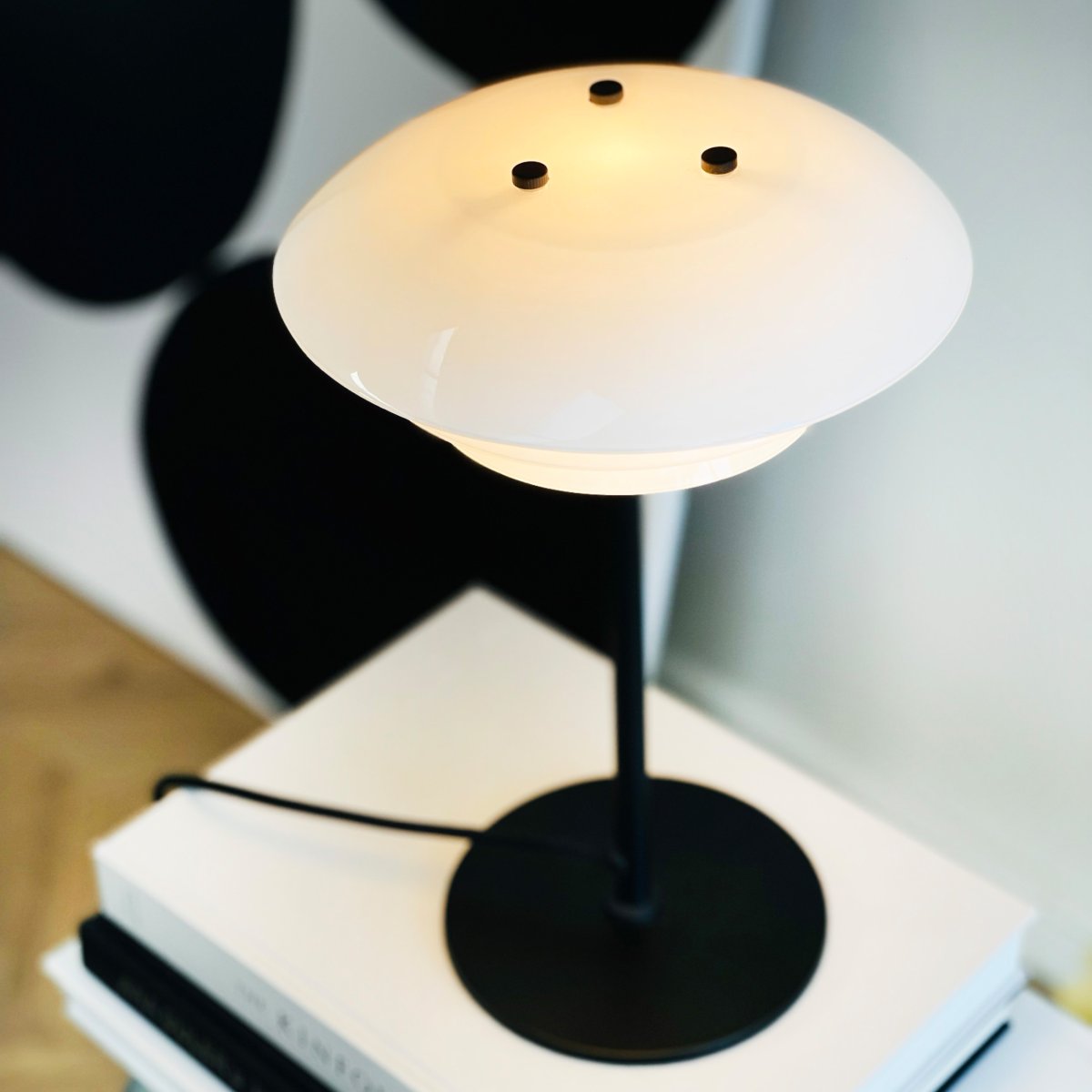 DL20 30cm Svart bordlampe Fra Dyberg Larsen - DL20 bordlampe i opalglass og sort farge har et eksklusivt og luksuri&oslash;st design som ikke bare er vakkert, men ogs&aring; gir rommet behagelig belysning og skaper den perfekte atmosf&aelig;ren for alle anledninger.