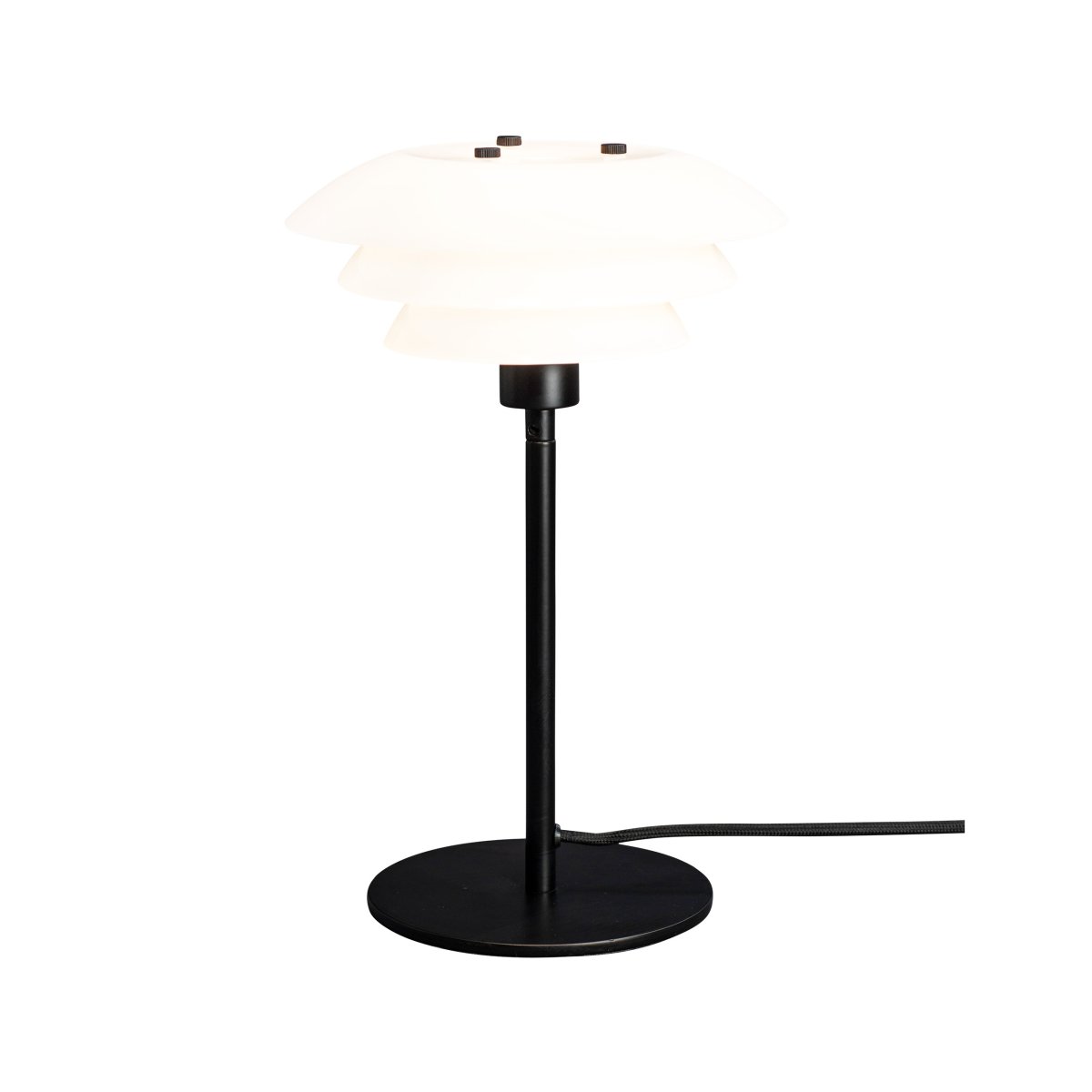 DL20 30cm Svart bordlampe Fra Dyberg Larsen - DL20 bordlampe i opalglass og sort farge har et eksklusivt og luksuri&oslash;st design som ikke bare er vakkert, men ogs&aring; gir rommet behagelig belysning og skaper den perfekte atmosf&aelig;ren for alle anledninger.