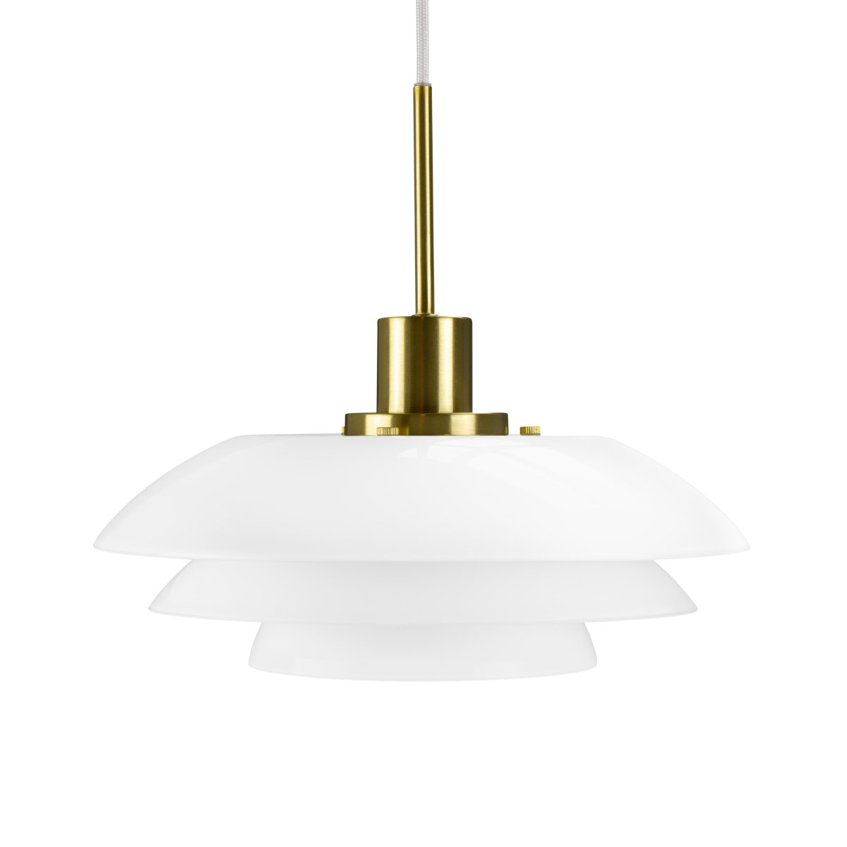 DL31 Ø31 Messing Taklampe Fra Dyberg Larsen - DL31 opal pendel med messingmetallbunn er en elegant lampe som passer perfekt over spise- eller salongbordet.