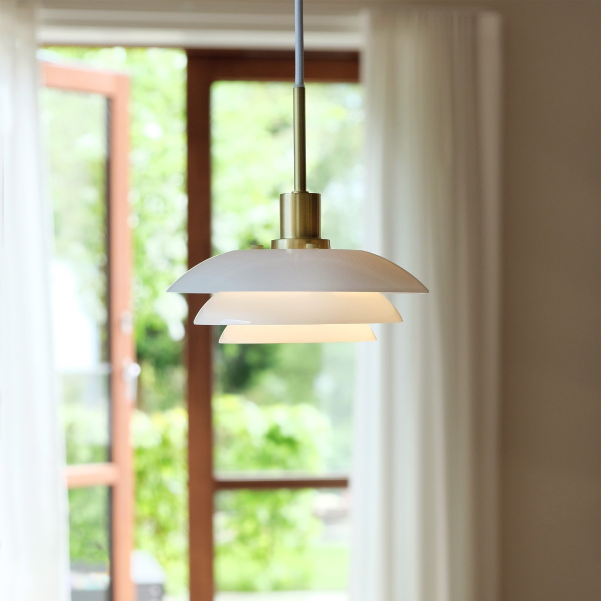 DL31 Ø31 Messing Taklampe Fra Dyberg Larsen - DL31 opal pendel med messingmetallbunn er en elegant lampe som passer perfekt over spise- eller salongbordet.
